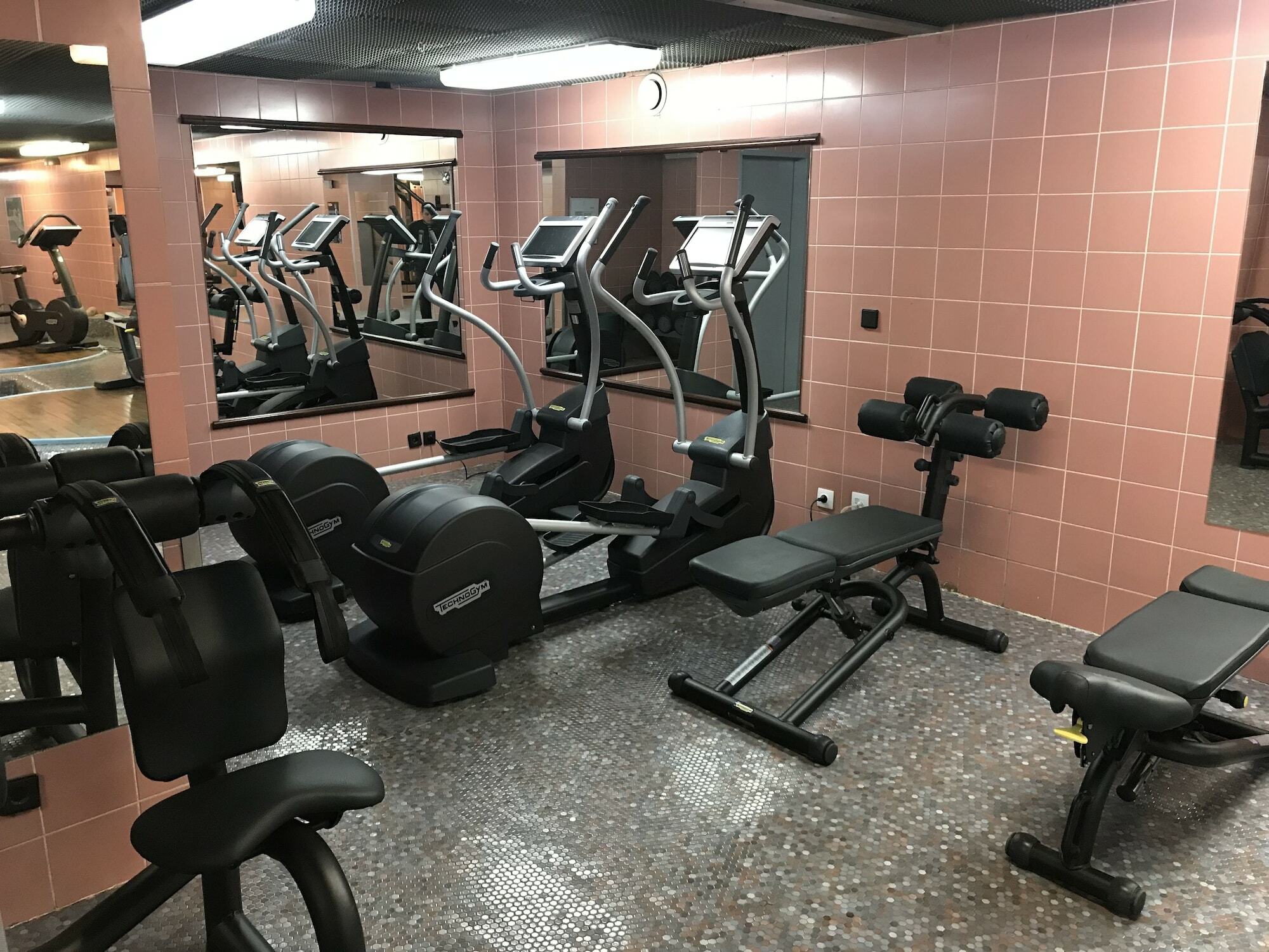 Sofia Balkan Palace Esterno foto A typical gym