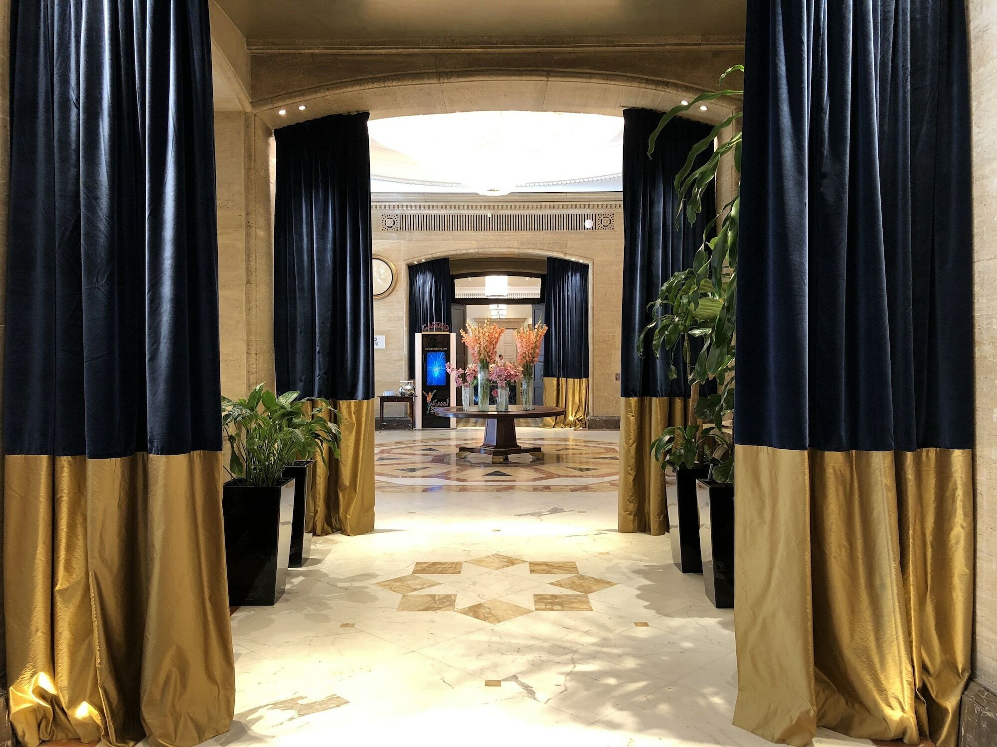 Sofia Balkan Palace Esterno foto The lobby of the hotel