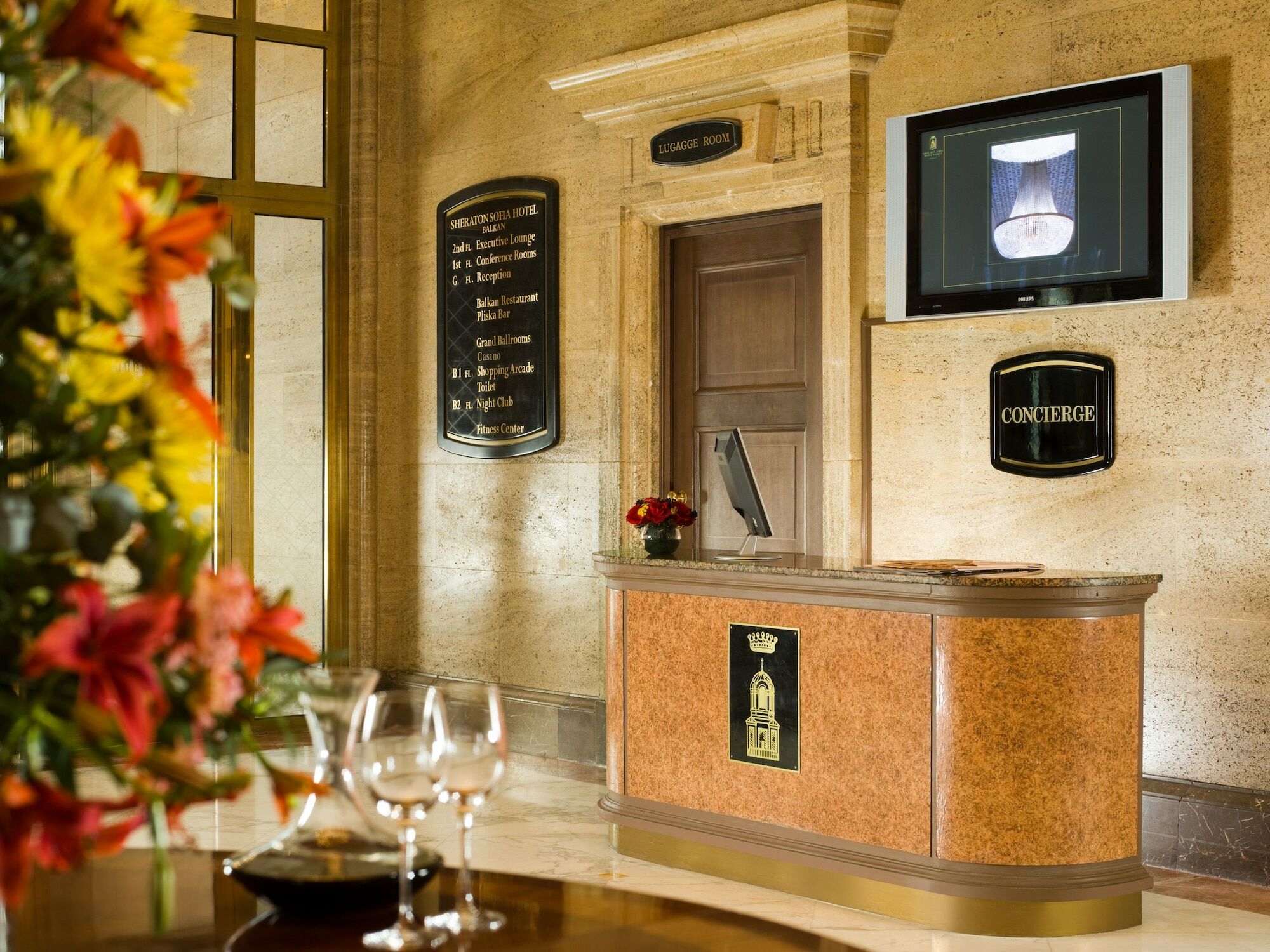 Sofia Balkan Palace Esterno foto Concierge desk at a hotel